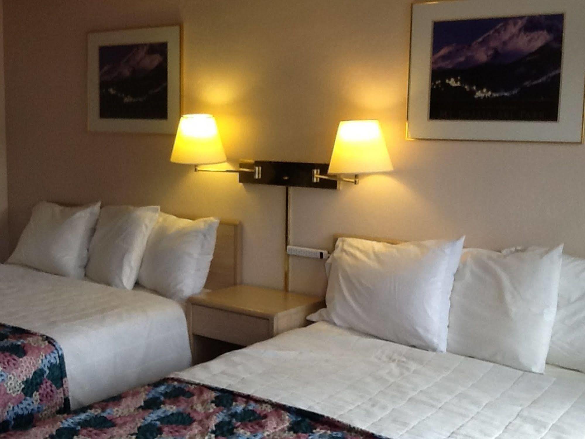 Pine Needles Inn Mount Shasta Zewnętrze zdjęcie
